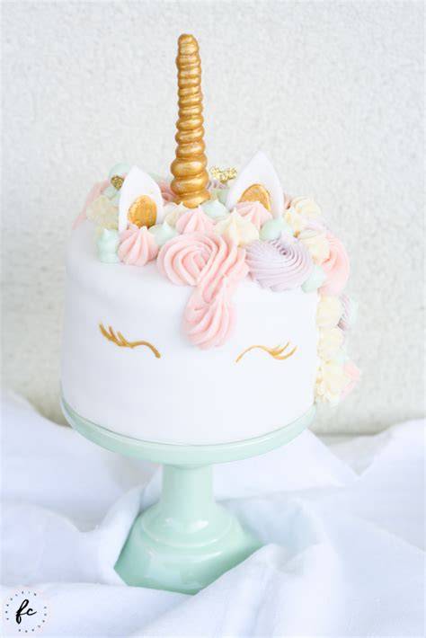 Magische Einhorntorte in Regenbogenfarben mit Buttercreme