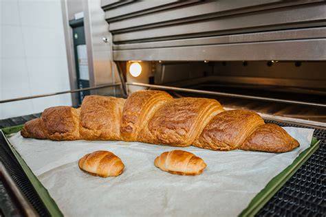 Mailänder XXL Croissant - Größe im Vergleich zu normalen Croissants