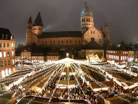 Mainzer Weihnachtsmarkt Domplatz Stände und Lichter