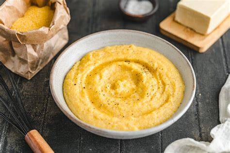 Maisgrieß (Polenta) in einem Holztischlöffel