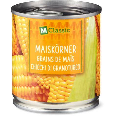 Maiskörner, Konserven und Gläser mit Mais nebeneinander