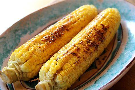 Maiskolben auf dem Grill mit Honigbutter