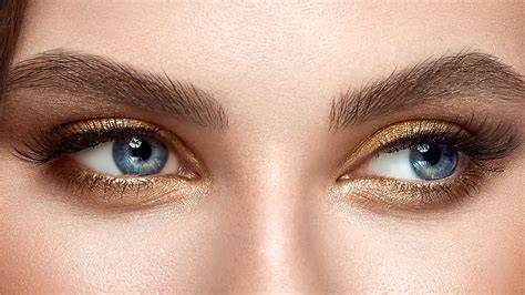 Make-up-Set mit goldenen Lidschatten und honigbraunen Augen
