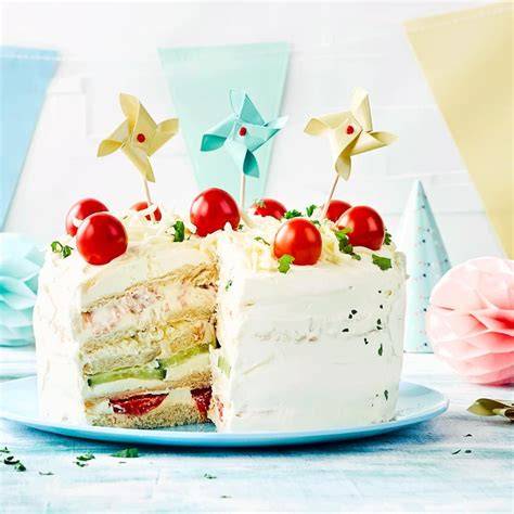 Makellose Fondant-Decke auf Piñata-Torte