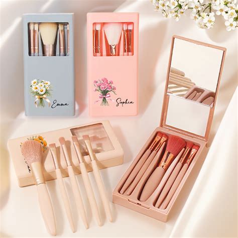 Makeup-Pinsel-Set und Primer-Anwendung