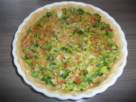 Makkaroni-Torte mit gerösteten Zwiebeln und Schinken-Topping
