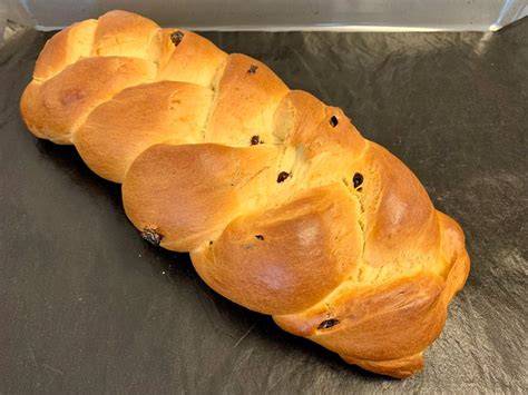 Makowki in einer großen Schüssel geschichtet mit Hefezopf