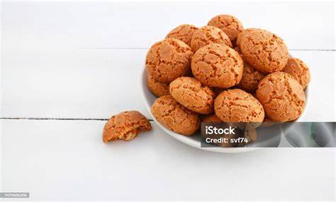 Makroaufnahme: Amaretti, Amarettini und Ricciarelli auf einem Teller mit Dessertwein