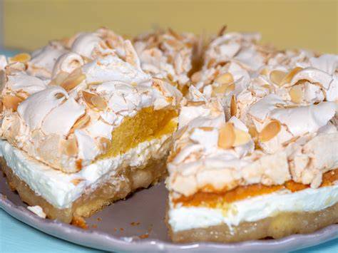 Makroaufnahme: Baiserhaube mit Mandelblättchen, Zartbitterstreifen und Orangenzesten