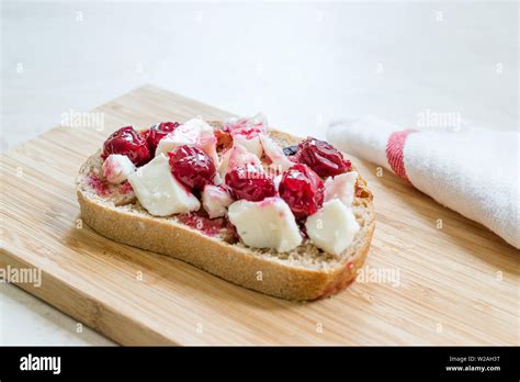 Makroaufnahme: Birnen-Karamell-Konfitüre mit Walnussstückchen auf Brot