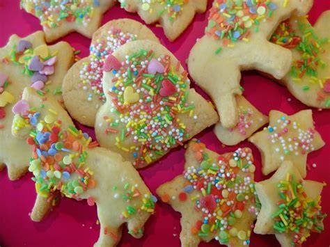 Makroaufnahme: Glänzender Zuckerguss auf Plätzchen mit Zuckerstreuseln