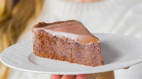 Makroaufnahme: Glatter Buttercreme-Einstrich mit optionaler dünner Ganache