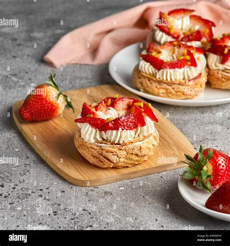 Makroaufnahme: Knusprige Waffelschichten und Cremefüllung einer Manner-Schnitte