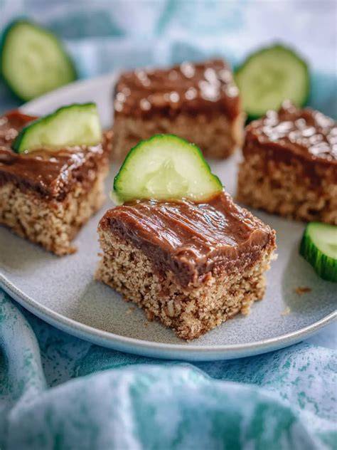 Makroaufnahme: Schokoladenfrosting mit Toffee-Stückchen und Haselnüssen
