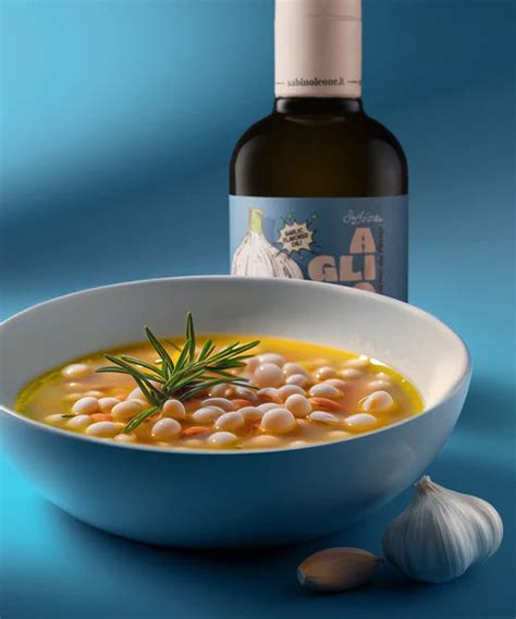 Makroaufnahme: Zartbitterschale, flüssiger Gin-Kern, Serviervorschlag mit Espresso
