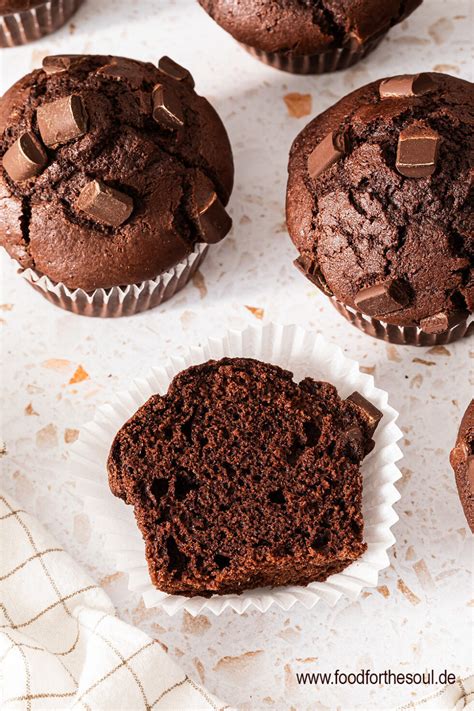 Makroaufnahme: aufgebrochener Schoko-Muffin mit sichtbarer Frischkäse-Cheesecake-Füllung
