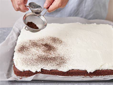 Makroaufnahme: dünn gesiebtes Kaffeepulver auf Creme - Farbwechsel