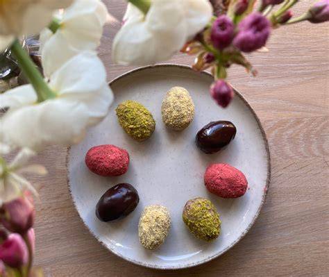 Makroaufnahme: gefüllte Pralinen mit Vanille-Ganache und Pistazien