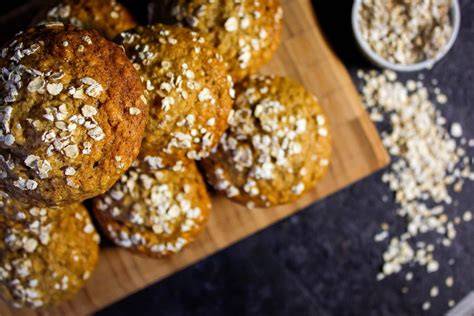 Makroaufnahme: goldbraune Streuselkruste auf Muffins