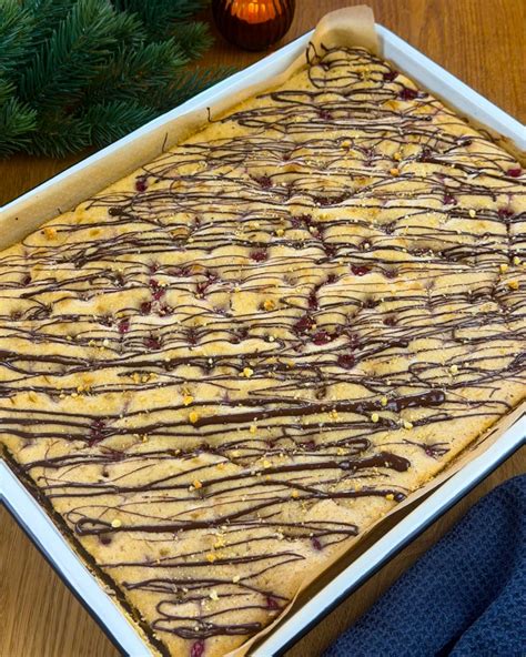 Makroaufnahme: goldbraunes Nuss-Baiser-Gitter auf saftigem Blechkuchen