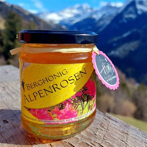 Makroaufnahme: kristallisierter Alpenrosenhonig, feinkörnige Textur