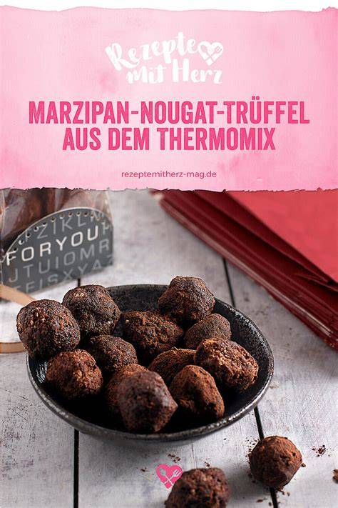 Makroaufnahme: strukturierte Füllungen (Nougat, Trüffel, Marzipan)