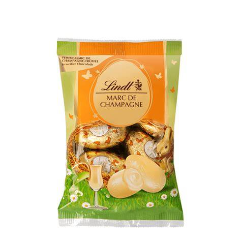 Makroaufnahme von Lindt Marc de Champagne Trüffeln mit Schnittbild der Füllung