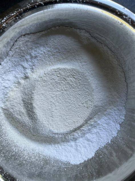Makroaufnahme von Puderzucker in einer Schale