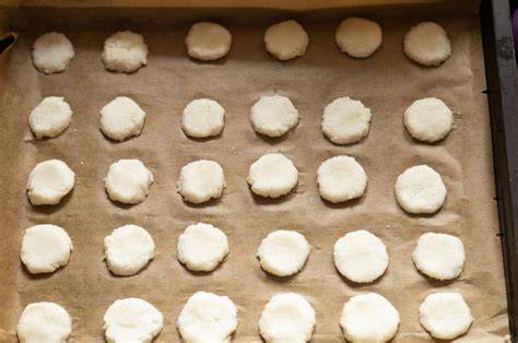 Makronen auf Backblech vor dem Backen