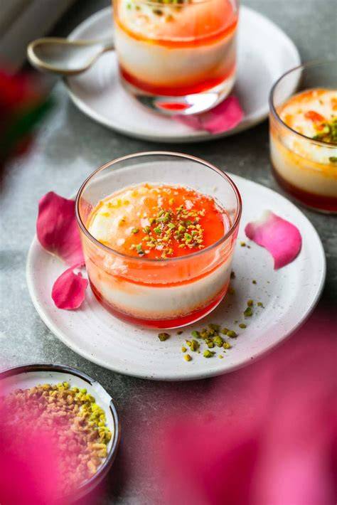 Malabi mit Blutorangensirup und Pistazien