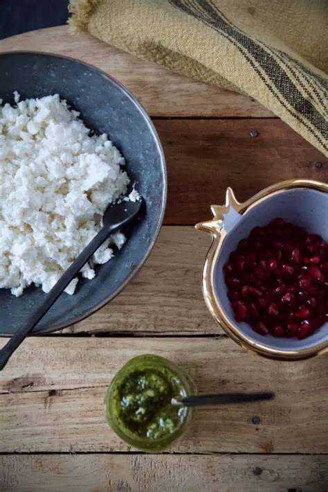 Malabi serviert mit Pistazien und Granatapfelkernen