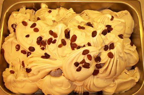 Malaga-Eis serviert in Schälchen mit Rosinen und Malagawein