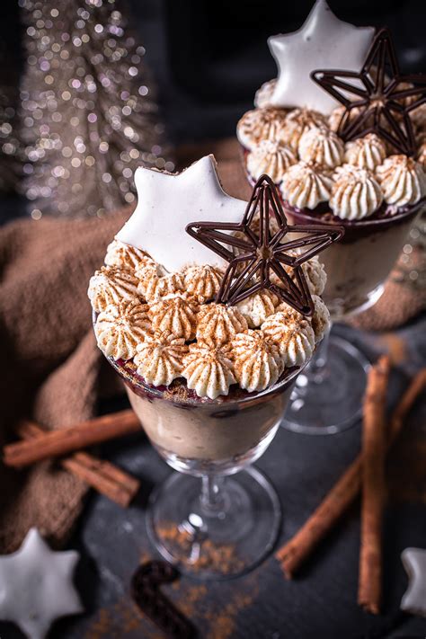 Malaga-Kuchen mit Rumrosinen, Sahnetuffs und Schokodekor