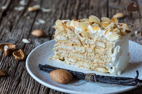 Malakoff Torte auf Tortenplatte mit Deko