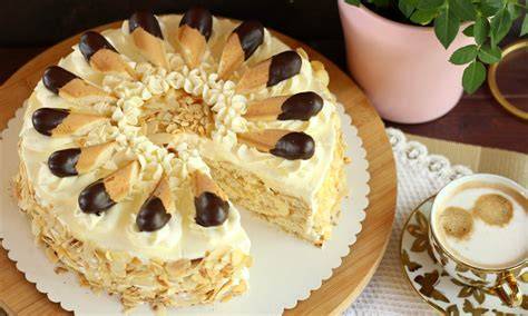 Malakoff Torte mit Löffelbiskuits und Mandelrand