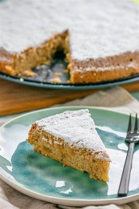 Mallorquinischer Mandelkuchen aufgeschnitten
