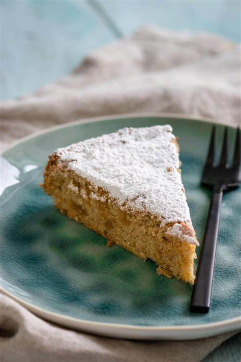 Mallorquinischer Mandelkuchen mit Orangenabrieb