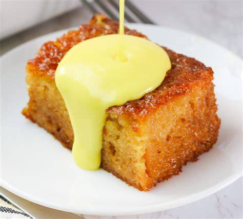 Malva Pudding mit Sahnesoße in Auflaufform