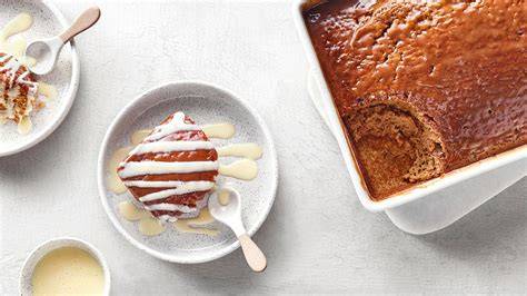 Malva Pudding mit Vanillesoße und Vanilleeis serviert