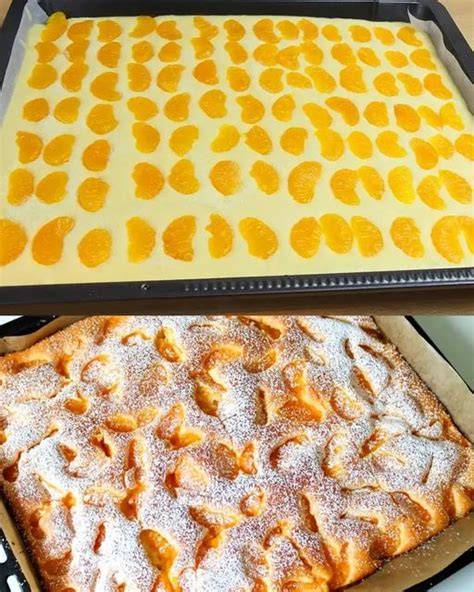 Mandarinen Blechkuchen auf einem Backblech mit Puderzucker und bunten Zuckerperlen