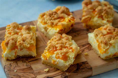 Mandarinen Quark Streuselkuchen als fertige Kuchenauslage