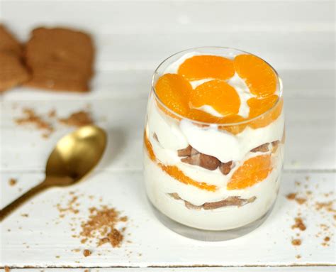 Mandarinen Spekulatius Dessert mit weihnachtlicher Dekoration