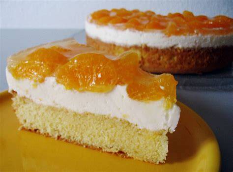 Mandarinen auf Joghurt-Torte, dekoriert mit Sahnetupfen