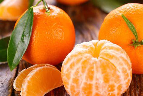 Mandarinen aufgeschnitten und Quarkmasse daneben