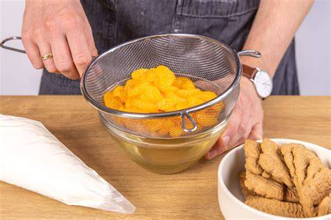 Mandarinen in einem Sieb abtropfen