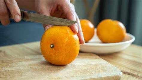 Mandarinen schälen und aufschneiden