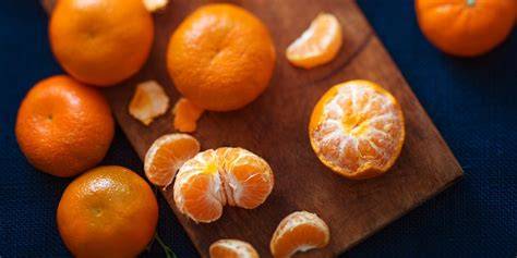 Mandarinen und Kakis vorbereitet