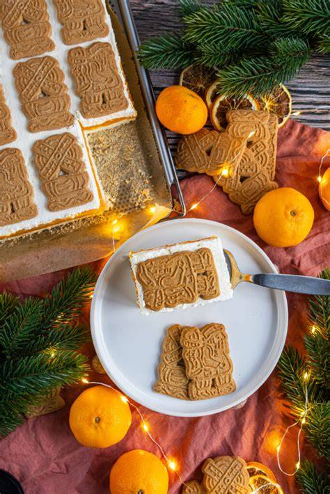 Mandarinen und Spekulatius auf Holzbrett