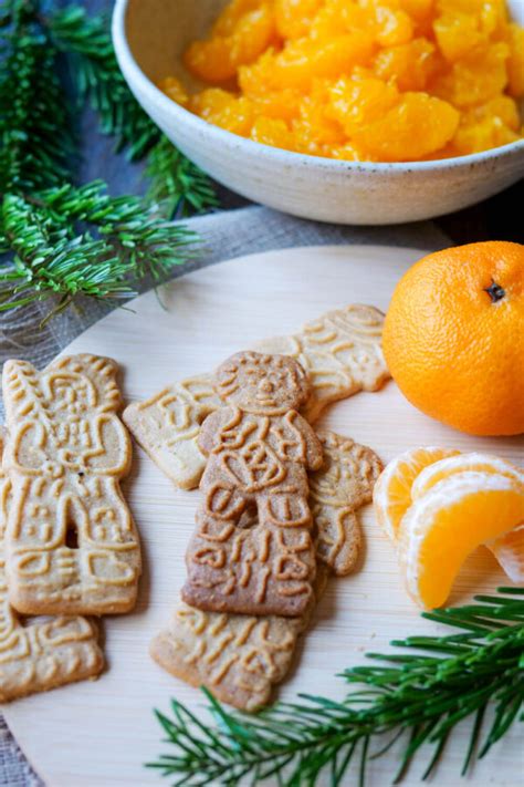 Mandarinen und Spekulatius auf einem Tisch
