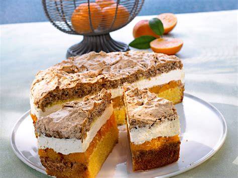 Mandarinen-Baiser-Torte aufgeschnitten